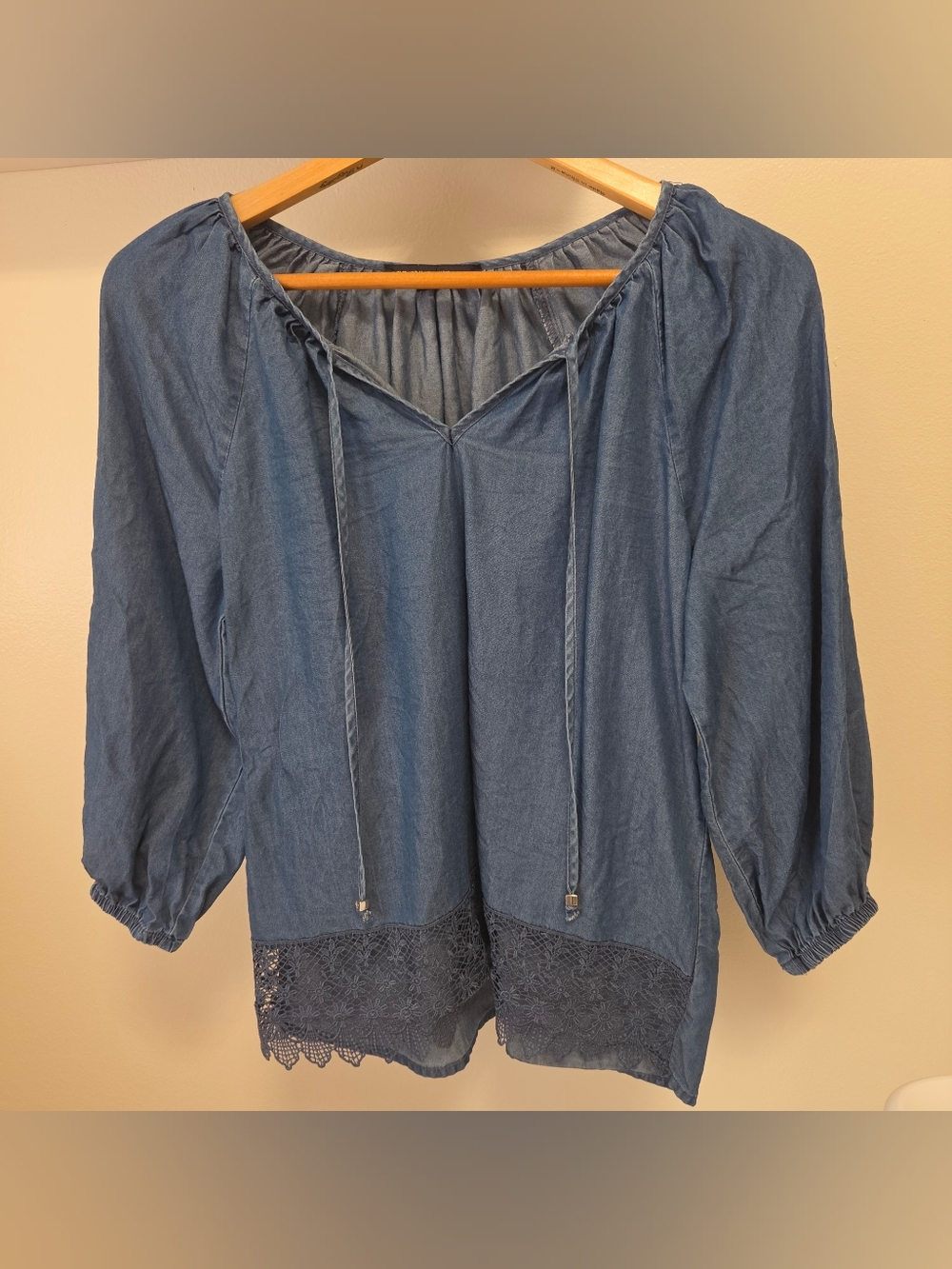 NWOT Adrienne Vittadini Women's Boho Chambray Blue Lace Hem Blouse - Size M